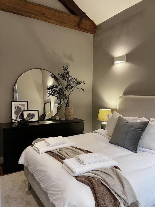 Cosy 2 Bedroom Apartment ทอดมอร์เดน ภายนอก รูปภาพ