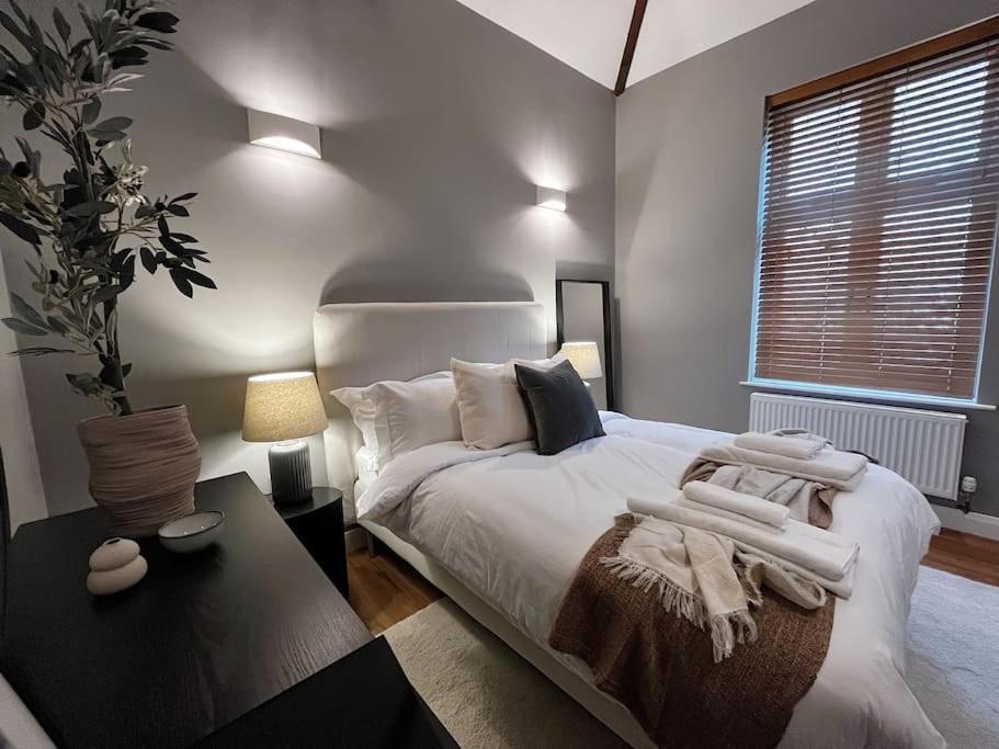 Cosy 2 Bedroom Apartment ทอดมอร์เดน ภายนอก รูปภาพ